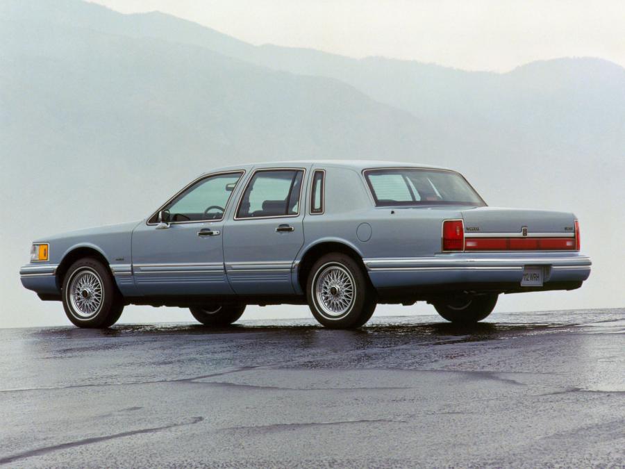  Lincoln Town Car 1992 года  (фото 15 из 16)